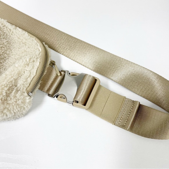 Lululemon Everyday Belt Bag Sherpa Off White Ivory - Picture 6 of 6